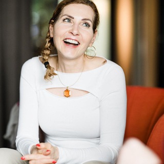 Silvia Suryodaya Grupp Offiziell